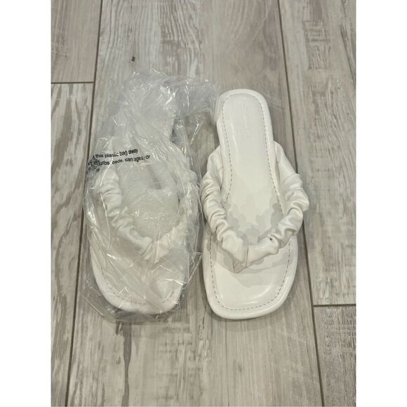 Soda ladies, white flat, flip-flop sandals, size 7 - Picture 2 of 9